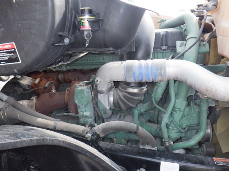 2022-volvo-vnl300-image-29