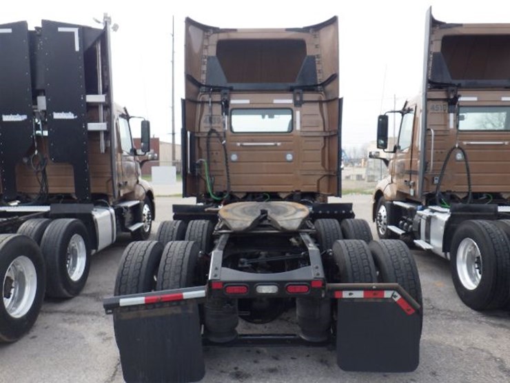 2022-volvo-vnl300-image-11