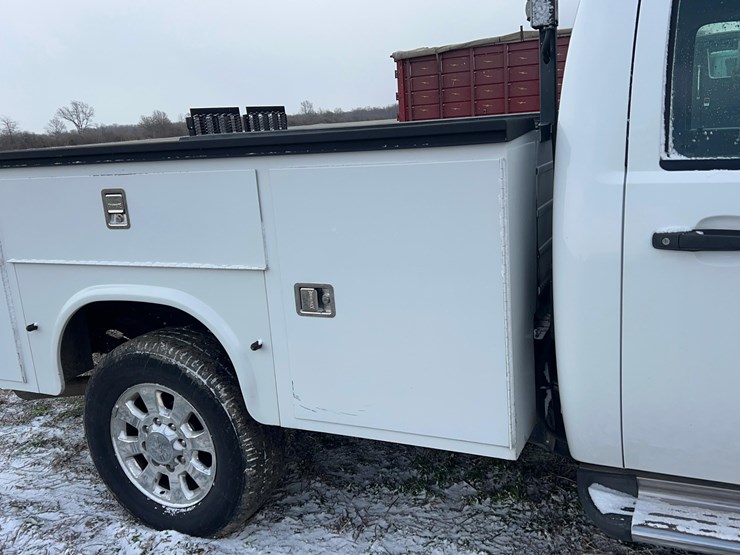 2011-chevrolet-3500hd-image-18