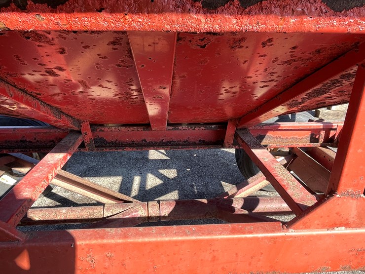 #1092-•-e-z-flow-gravity-box-on-running-gear-image-23