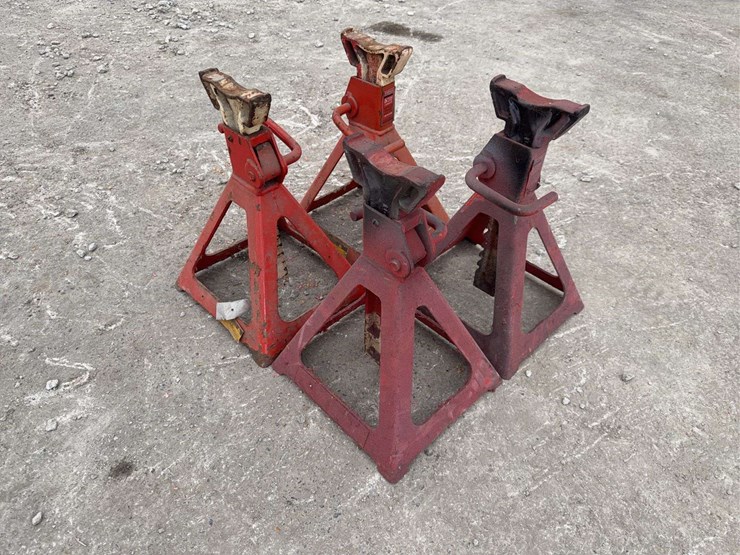 group-of-four-adjustable-red-jack-stands-image-9