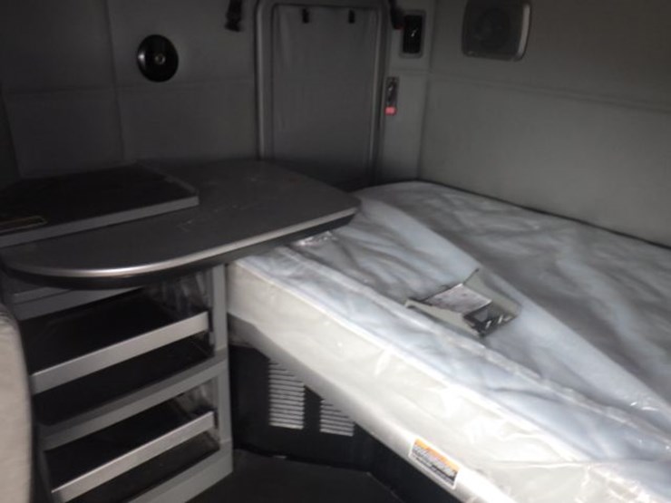 2022-kenworth-t680-image-21