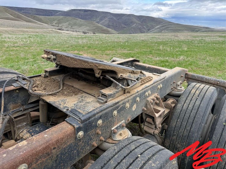 1990-freightliner-fld120-image-17