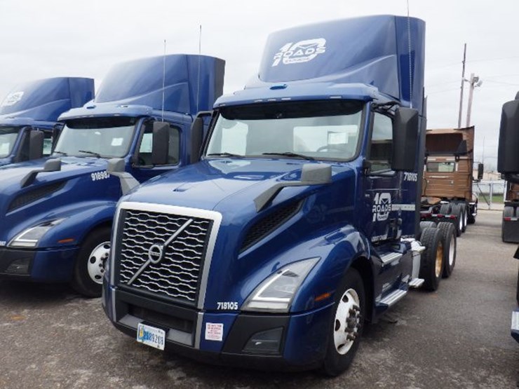 2018-volvo-vnl300-image-1