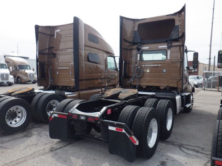 2022-volvo-vnl300-image-12