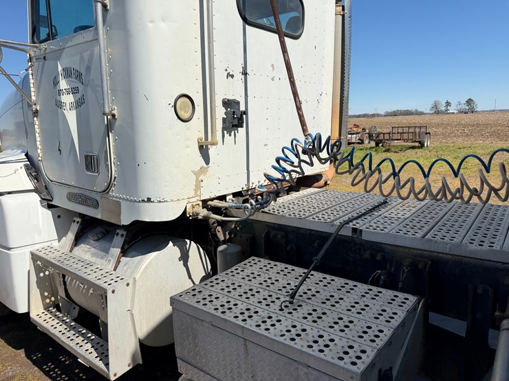 #42453-•-1996-freightliner-daycab-truck-tractor-vin:-1fupdcxb8th744360-image-24