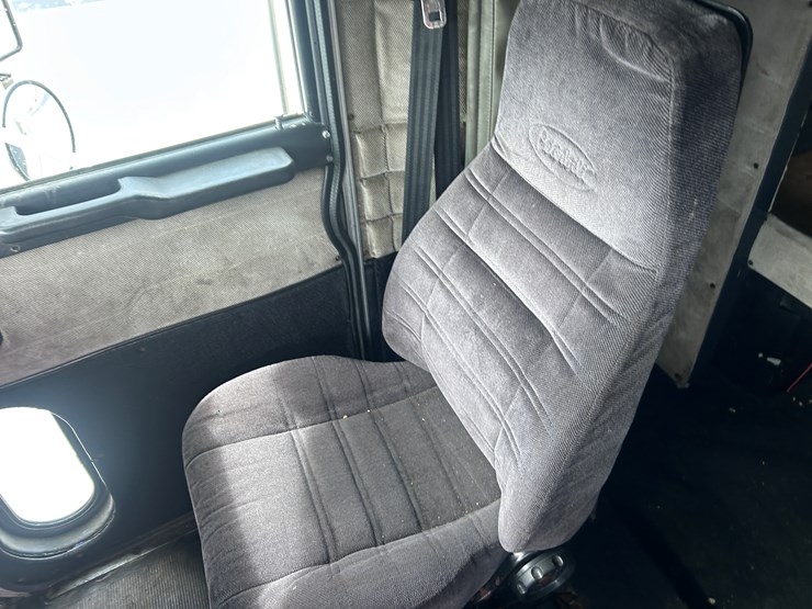 2000-peterbilt-379-image-46