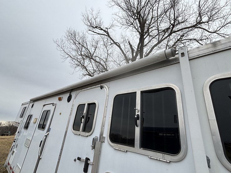 #1075-•-2005-featherlite-(4)-horse-slant-load-trailer-with-living-quarters-(nelson,-wi)-(has-wi-title)-image-7