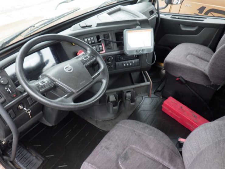 2019-volvo-vnl300-image-18