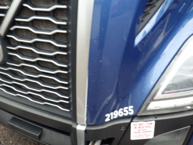 2019-volvo-vnl300-image-3