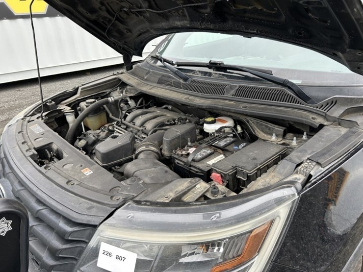 2016-ford-explorer-image-36