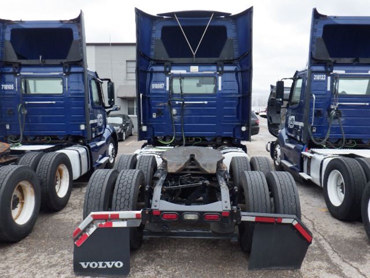 2018-volvo-vnl300-image-10