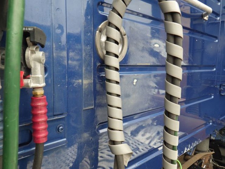 2019-volvo-vnl300-image-16