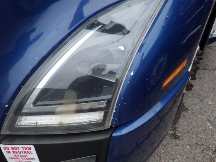 2018-volvo-vnl300-image-3