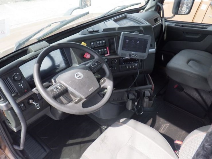 2023-volvo-vnl300-image-13