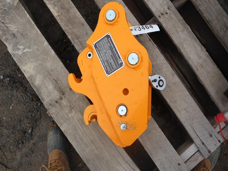 future-excavator-quick-hitch-image-1