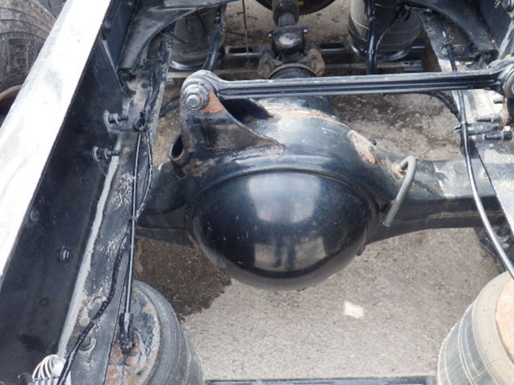 2022-volvo-vnl300-image-14