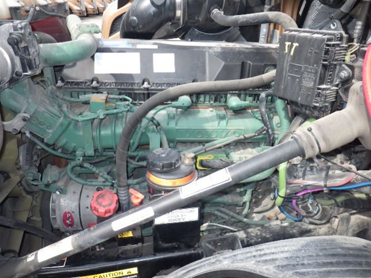 2022-volvo-vnl300-image-24