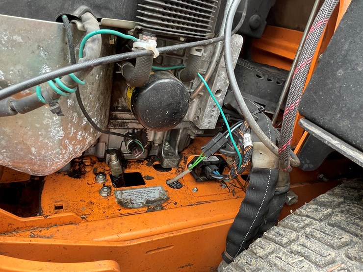 #1015-•-scag-v-ride-lawn-mower-(fall-creek,-wi)-image-18