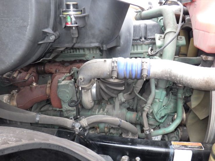 2022-volvo-vnl300-image-25