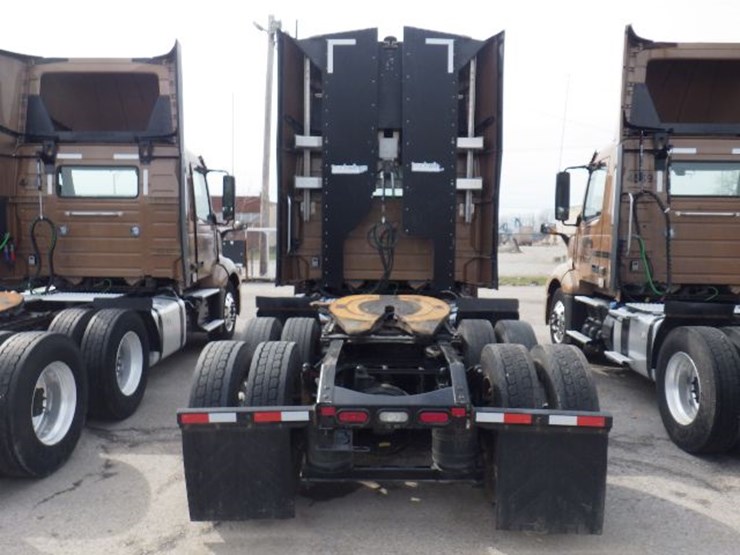 2022-volvo-vnl300-image-13