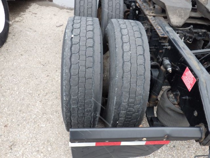 2020-volvo-vnl300-image-13