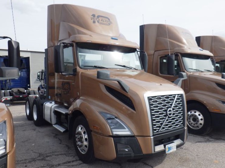 2022-volvo-vnl300-image-5