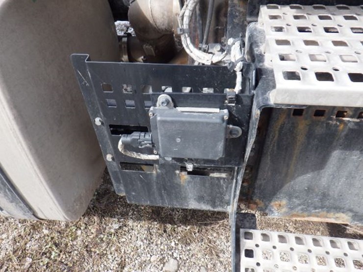 2022-volvo-vnl300-image-7