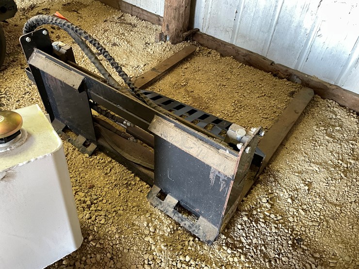 #2485-•-wolverine-hydraulic-skid-steer-pallet-forks-image-4