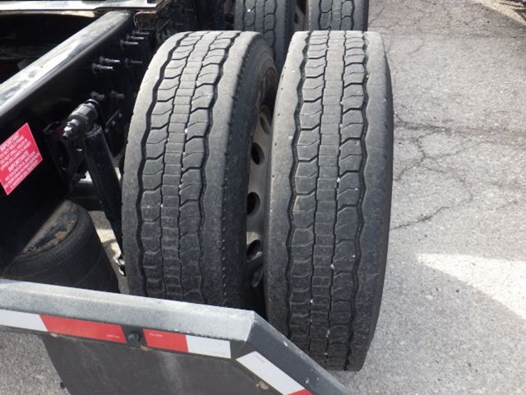 2022-volvo-vnl300-image-9