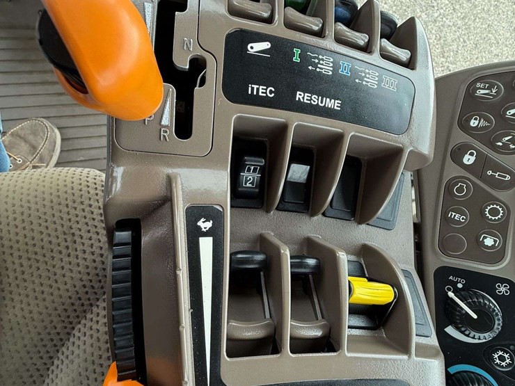 2013-john-deere-8285r-image-28