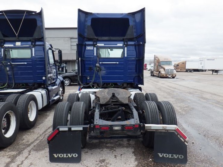 2018-volvo-vnl300-image-12