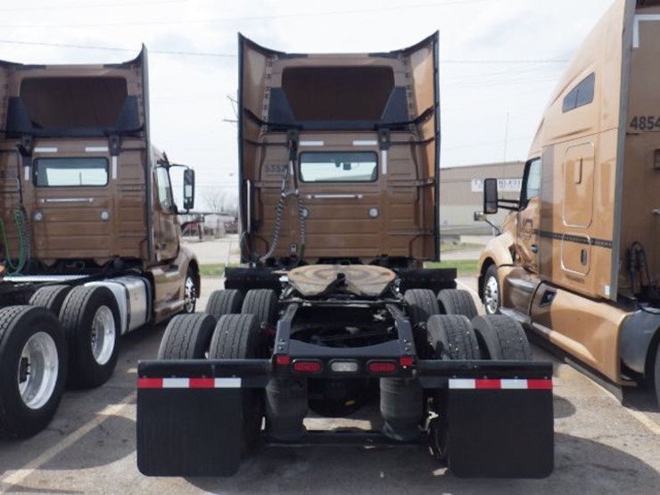 2023-volvo-vnl300-image-9