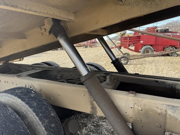 1980-ford-8000-image-9