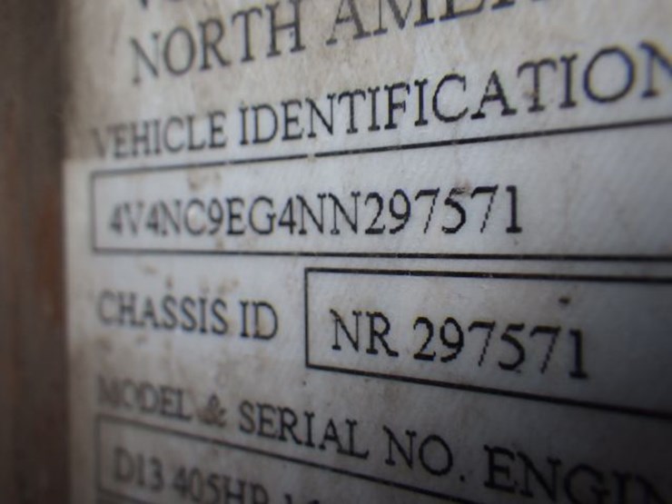 2022-volvo-vnl300-image-20