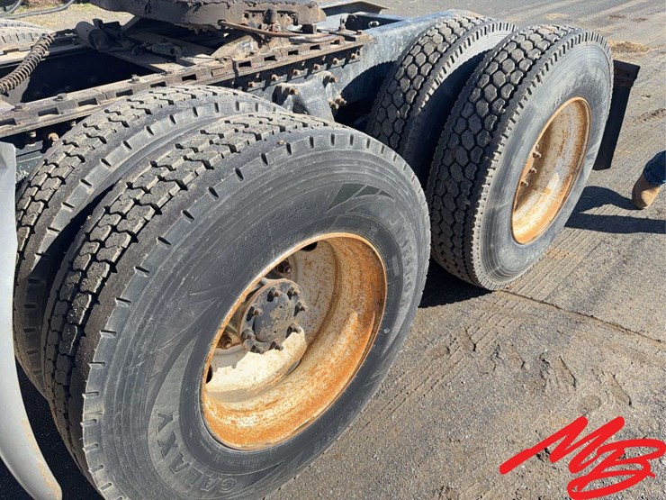 1997-freightliner-fld120-image-11