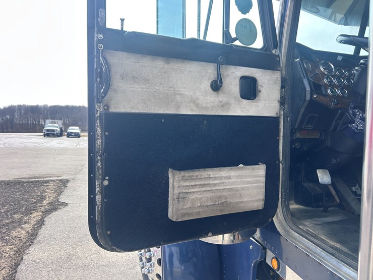 2000-peterbilt-379-image-42