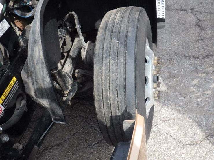 2022-volvo-vnl300-image-23