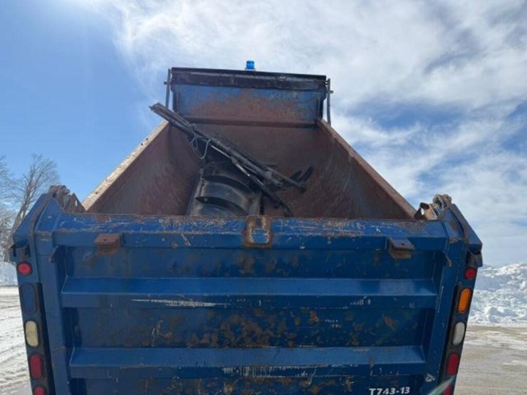 2013-freightliner-108sd-image-36