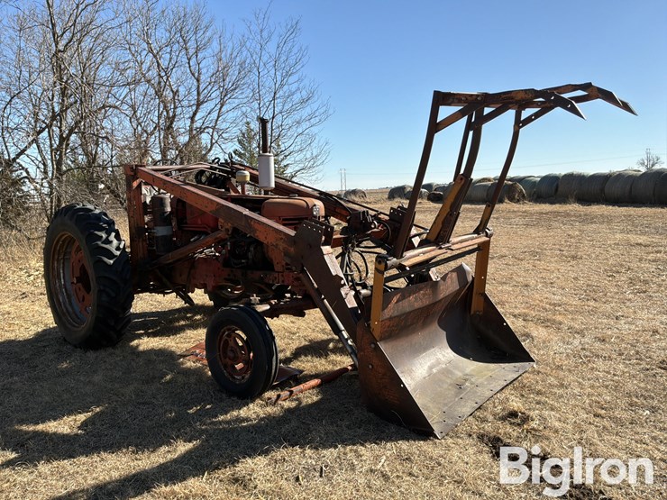 1957-farmall-350-2wd-tractor-w/loader-grapple-image-3