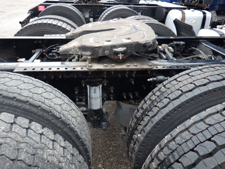 2019-volvo-vnl300-image-6