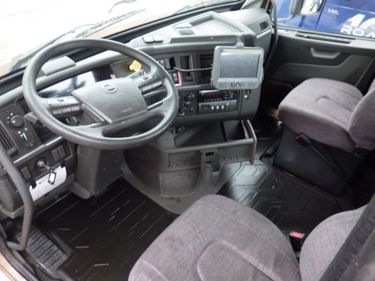 2019-volvo-vnl300-image-14