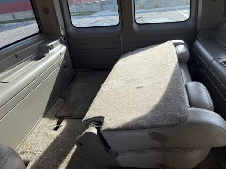 2001-chevrolet-suburban-image-18