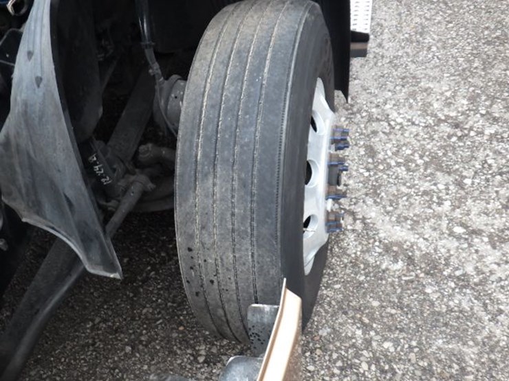 2022-volvo-vnl300-image-22