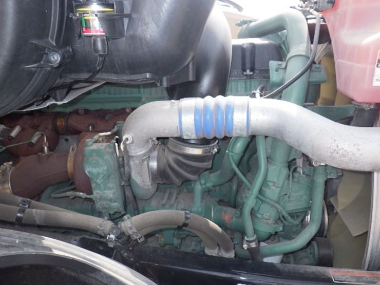 2023-volvo-vnl300-image-23