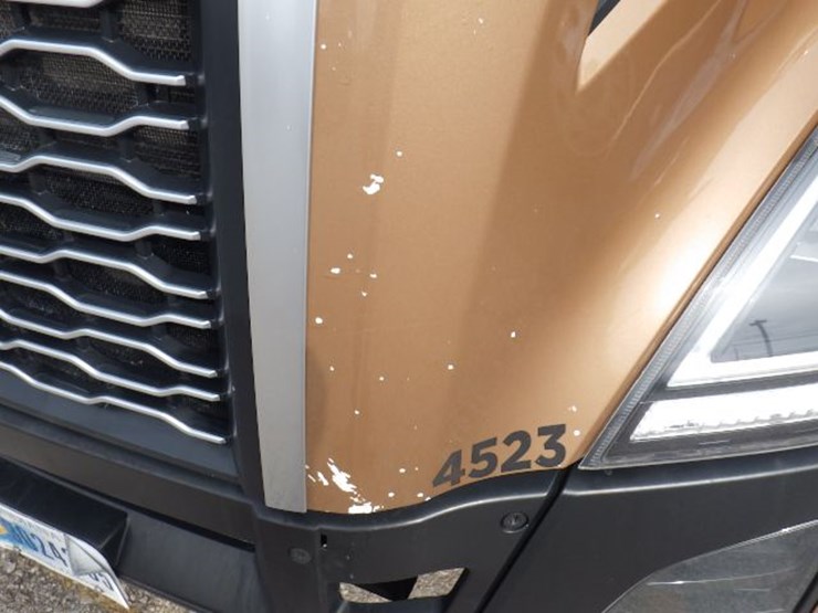 2022-volvo-vnl300-image-3