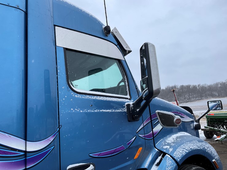 2019-peterbilt-579-image-31