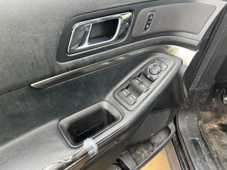 2016-ford-explorer-image-25