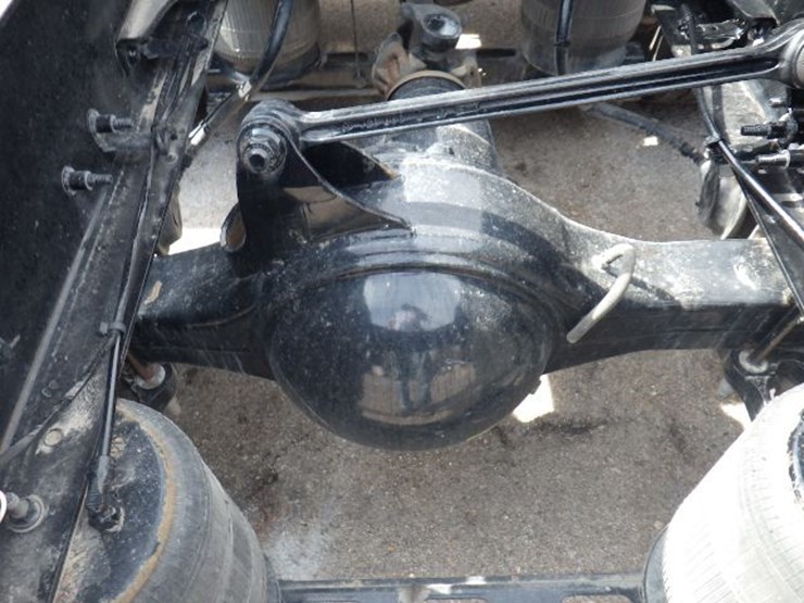 2023-volvo-vnl300-image-10