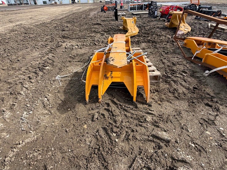 caterpillar-320-image-9